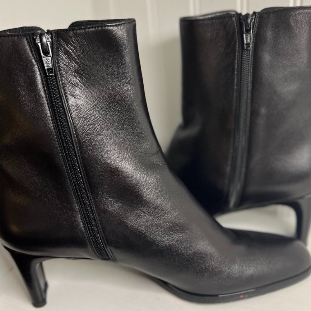 Stuart Weitzman Leather Chelsea Boots Size 10